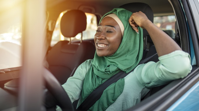 Untuk bandana hijab, pilih yang menggunakan bahan rajut yang cukup elastis