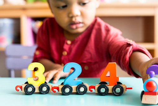 Untuk usia pre-school, pilih mainan robot angka atau alfabet sebagai sarana edukasi