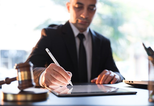 Cek legalitas sekuritas atau brokernya