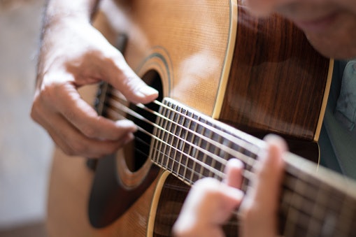Sesuaikan capo dengan jenis gitar Anda