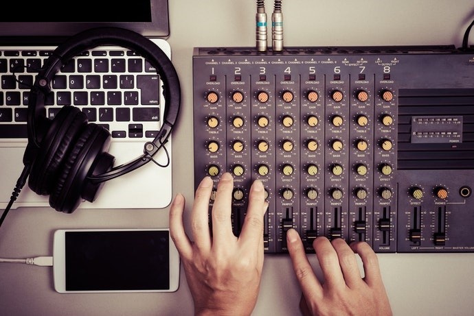 Periksalah kompatibilitasnya dengan software dan aplikasi DJ