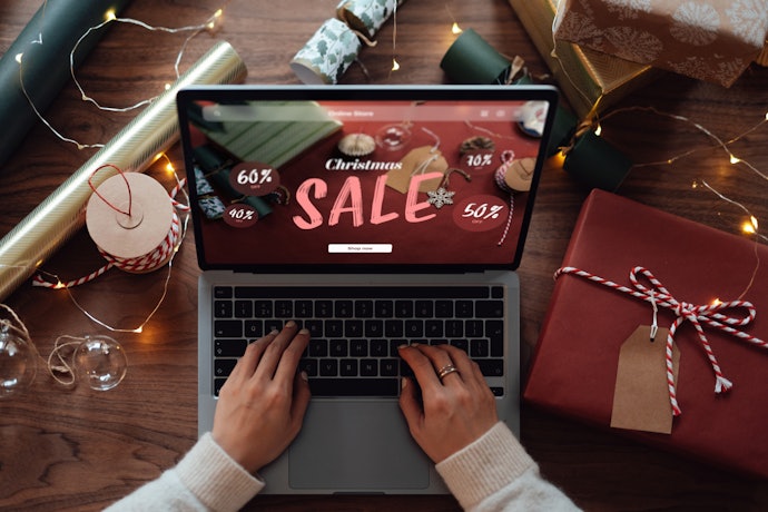 Pertimbangkan yang banyak promo, misalnya flash sale atau gratis ongkir