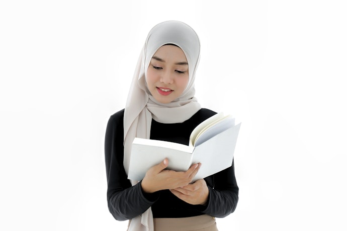 Jika Anda mau membaca kisah cinta Islami, pertimbangkan novel Santri Pilihan Bunda dan Assalamualaikum Calon Imam