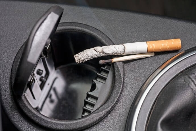 Cek keberadaan fitur pembersih abu dan pemadam api rokok