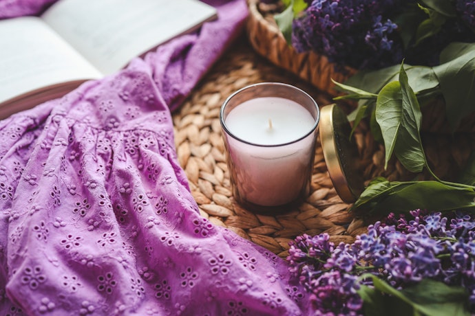 Agar aromanya membuat relaks, carilah lilin beraroma lavender, lemon, atau clary sage