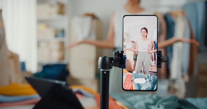 Untuk Anda yang ingin meningkatkan popularitas, pilih aplikasi dengan fitur livestreaming atau membagikan story