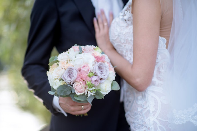 Untuk pernikahan atau tunangan, dapat memilih hand bouquet bunga mawar yang bernuansa senada dengan tema acara