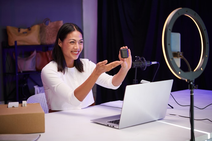Pilih ring light tipe stand atau tripod dengan holder HP untuk produksi foto atau video