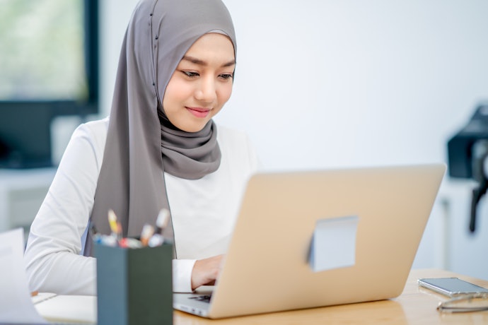Periksa latar belakang penulis dan penerbitnya