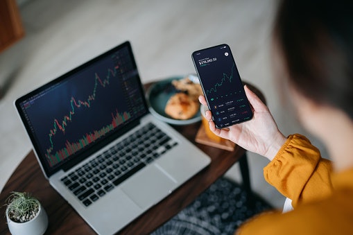 Cari tahu ketersediaan aplikasi di desktop dan smartphone