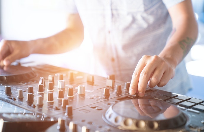 Utamakan aplikasi yang low latency dan dapat disambungkan dengan DJ controller agar lancar untuk mixing lagu