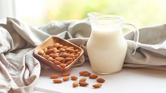 Untuk melembapkan kulit kering, pilih varian Almond Milk & Honey Shower Cream yang mengandung almond milk dan shea butter