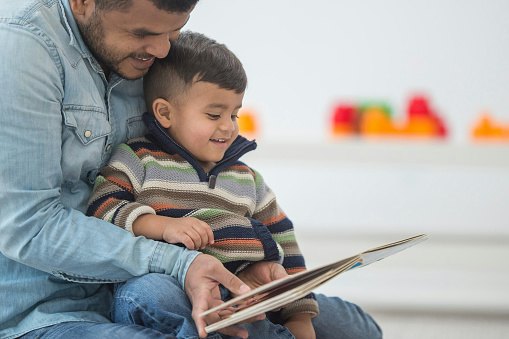 Untuk anak-anak, carilah kamus bahasa Arab anak yang bergambar dan kosakatanya sederhana