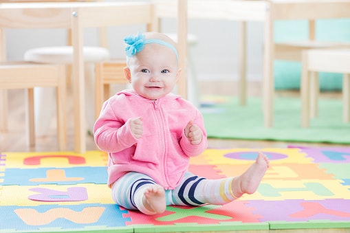 Guna keamanan anak, pilih karpet yang dilengkapi dengan spons