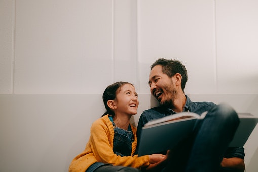 Untuk membangun ikatan dengan anak, pilih buku modern parenting