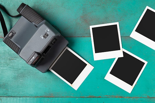 Pertimbangkan kamera polaroid untuk mencairkan suasana sebelum Anda mengambil gambar