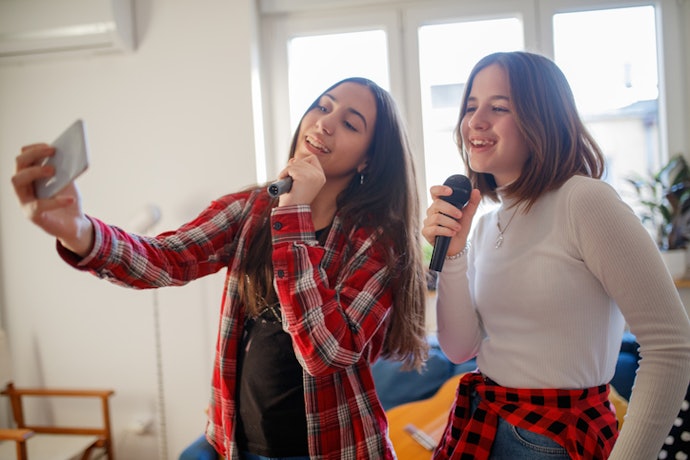 Jika Anda ingin karaoke bersama teman atau keluarga, cari aplikasi dengan fitur duet online atau party