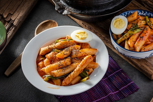 Cari baso aci atau tteokbokki jika Anda ingin camilan berkuah yang rasanya pedas atau gurih