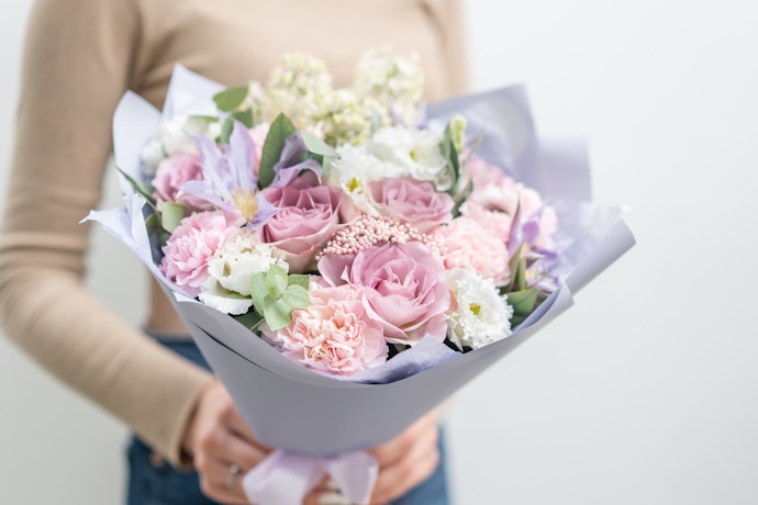 Cari buket bunga mawar bernuansa pastel jika Anda mau memberikannya sebagai kado valentine