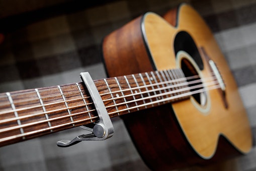 Kenali bahan pembuat capo gitar