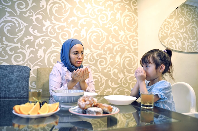 Pilih buku sesuai dengan hal-hal yang ingin Anda ajarkan kepada anak: Doa sehari-hari, salat, sedekah, dan sebagainya