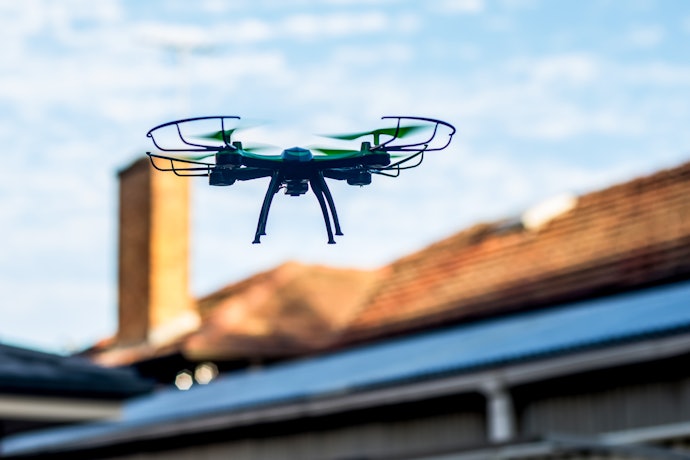 Jika Anda belum terlalu mahir mengendalikan drone, pilihlah drone terjangkau yang dilengkapi pelindung baling-baling