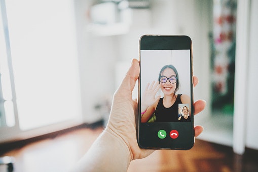 Jika Anda ingin memperlancar conversation, pertimbangkan aplikasi yang memungkinkan Anda berbincang dengan orang asing
