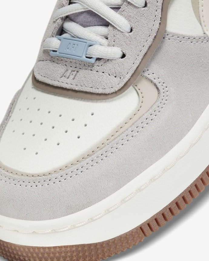 Cek material upper pada sepatunya