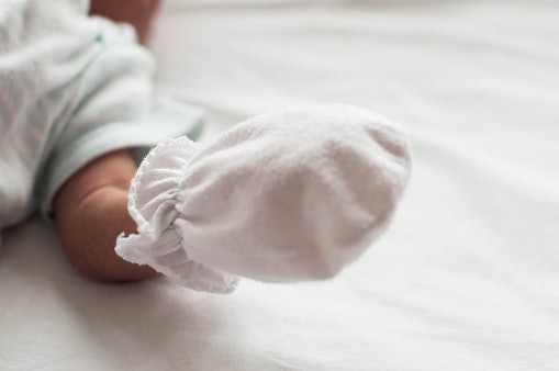 Pastikan karet pada sarung tangan bayi tidak terlalu ketat agar nyaman dipakai