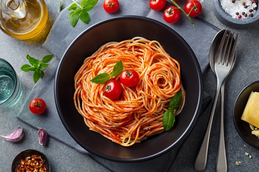 Pertimbangkan pasta tomat dengan tambahan bumbu untuk cita rasa lezat tanpa repot