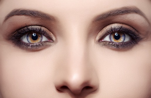 Untuk wedding dan makeup, gunakan softlens berwarna abu