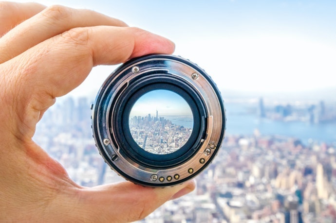 Hindari monocular dengan magnifikasi yang terlalu tinggi