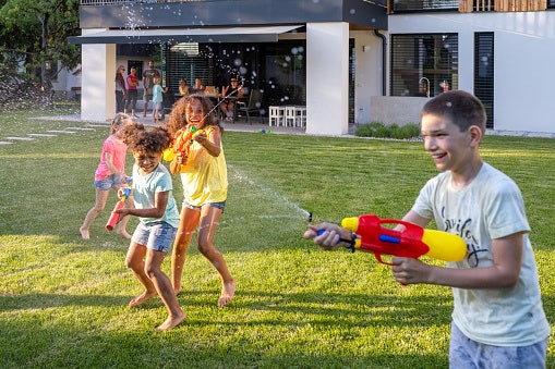 Jika akan dipakai anak SD di kolam renang atau waterpark, utamakan pistol air mainan berkapasitas di atas 150 ml