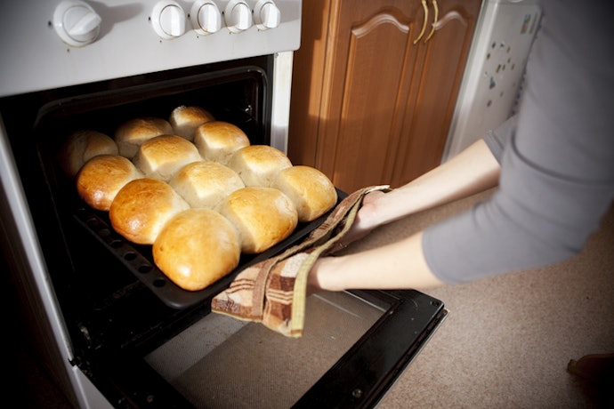 Pastikan ukuran loyang sesuai dengan ukuran oven