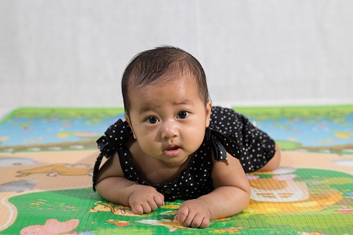 Untuk kamar anak, gunakan karpet plastik karakter