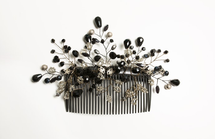 Agar tidak mudah lepas, khususnya untuk rambut tebal, cari sirkam lebih dari 10 mata sisir atau berdesain double comb