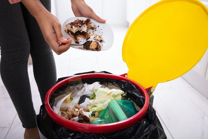 Khusus untuk dapur, pertimbangkan tempat sampah dengan tutup; Lebih praktis lagi dengan model injak
