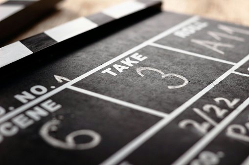 Cek rating dan review-nya, utamakan yang rating-nya 7 ke atas di IMDb