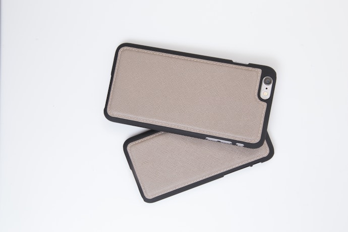 Pilih casing dengan fitur anti-shock atau shock absorption bila Anda banyak beraktivitas