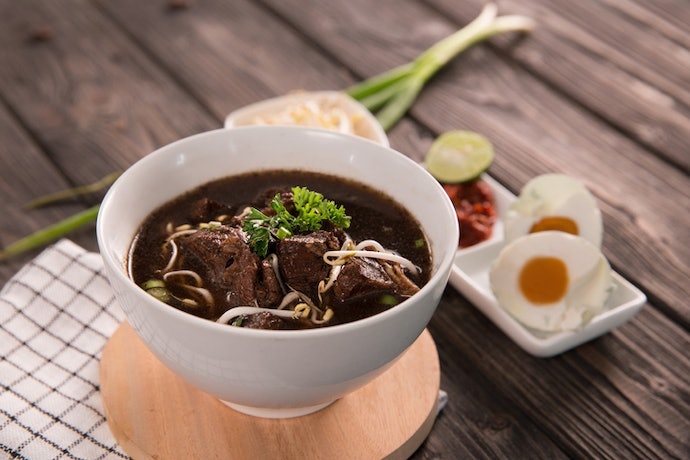 Untuk masakan olahan daging sapi seperti rawon dan bakso, gunakan kaldu bubuk sapi