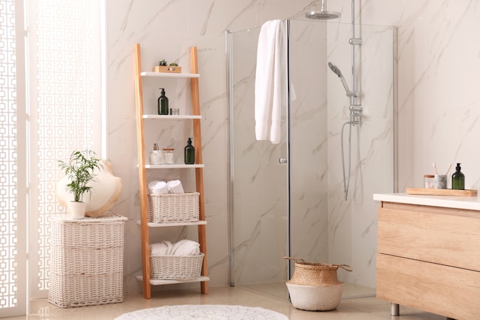 Sesuaikan bahannya, jika dipajang di dalam kamar mandi, utamakan hiasan yang tahan air atau lembap