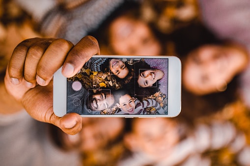 Pertimbangkan aplikasi dengan fitur AR untuk foto bersama teman-teman