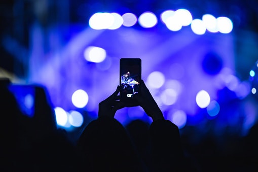 Untuk gambar yang terang saat malam, utamakan aplikasi dengan mode profesional