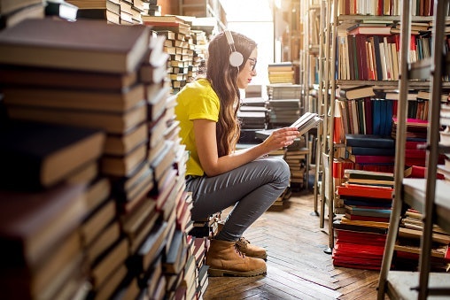 Utamakan novel romance yang berbahasa Indonesia atau novel terjemahan agar lebih mudah dipahami