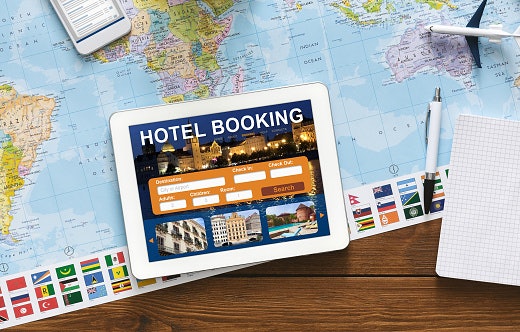 Pilih aplikasi yang dapat membandingkan harga hotel
