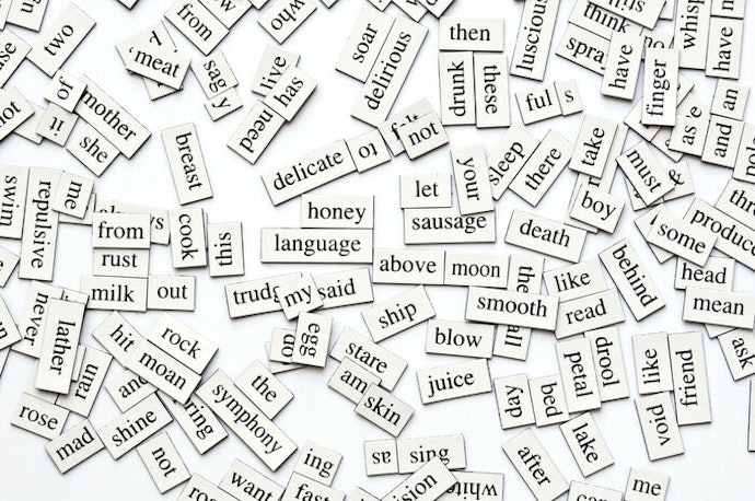 Pilih yang memuat banyak kosakata bila Anda mau melatih kemampuan writing dan speaking