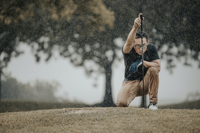 Bila area Anda sering hujan, utamakan sepatu golf yang waterproof
