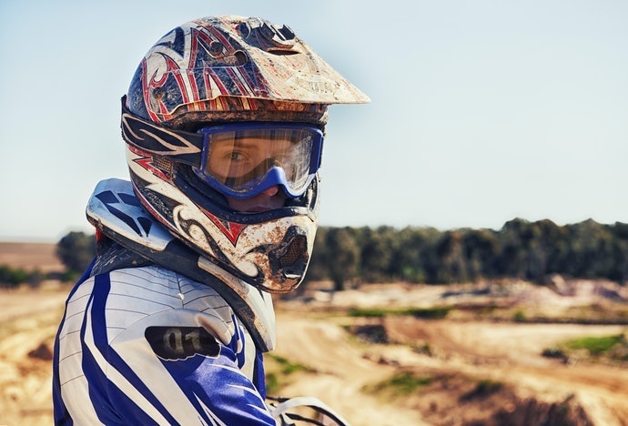 Untuk digunakan dalam kompetisi, downhill mountain biking, dan melakukan gerakan freestyle, dapatkan helm sepeda BMX full face