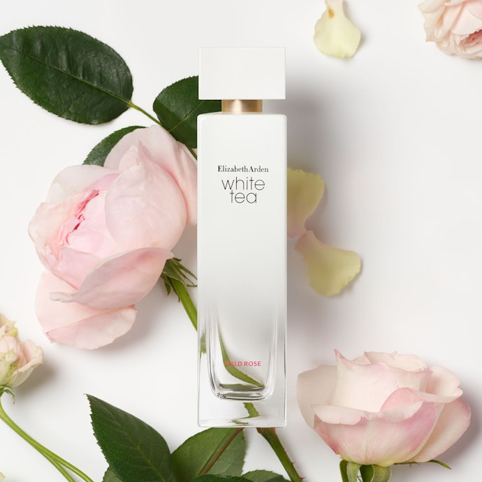 Ingin memberikan kesan wanita feminin? Pilih parfum Elizabeth Arden dengan aroma floral, seperti White Tea Wild Rose