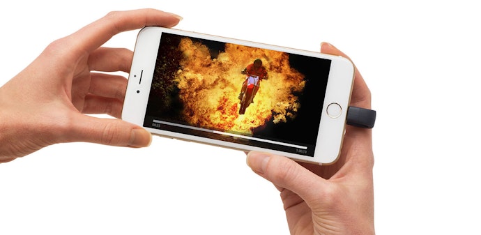 Pertimbangkan tipe Dual USB Drive OTG yang dapat terhubung dengan smartphone